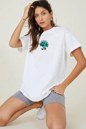 Kadın Beyaz Earth Baskılı Bisiklet Yaka Oversize Pamuklu T-shirt B001