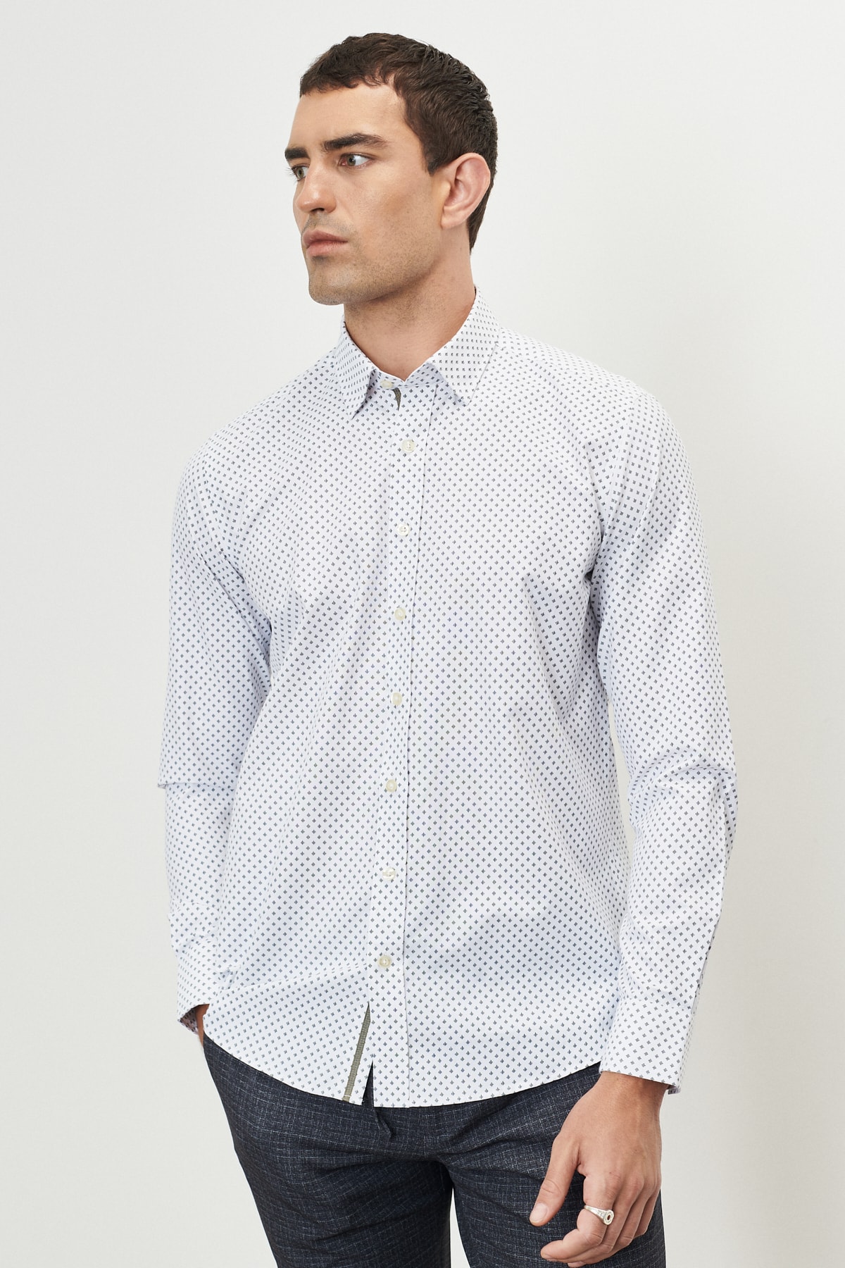 Erkek Beyaz-haki Slim Fit Dar Kesim Düğmeli Yaka Baskılı Gömlek