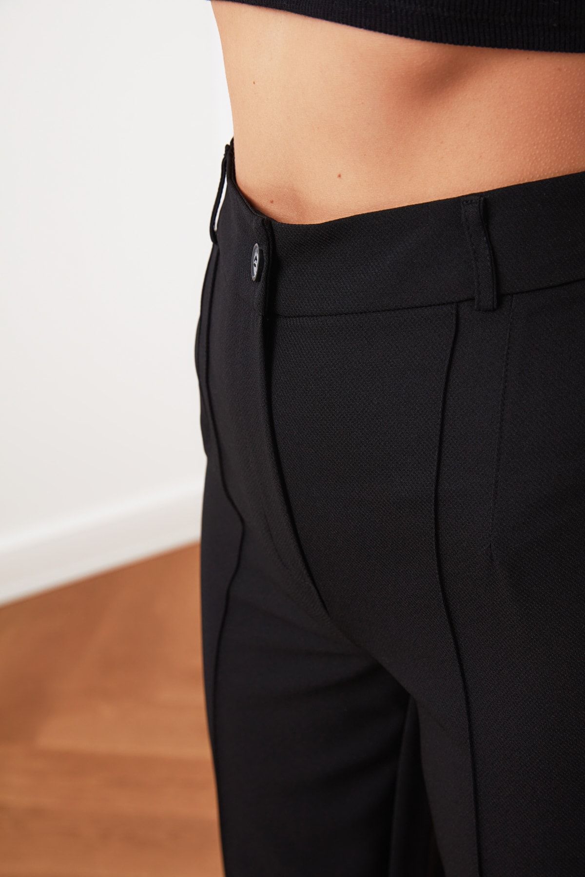 Trendyol Collection-Schwarze, gerade geschnittene, gerippte, genähte Webhose mit hoher Taille TWOSS21PL0093 23