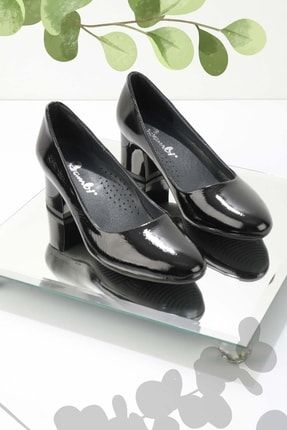 Siyah Rugan Hakiki Deri Kadın Klasik Topuklu Ayakkabı K01531190308