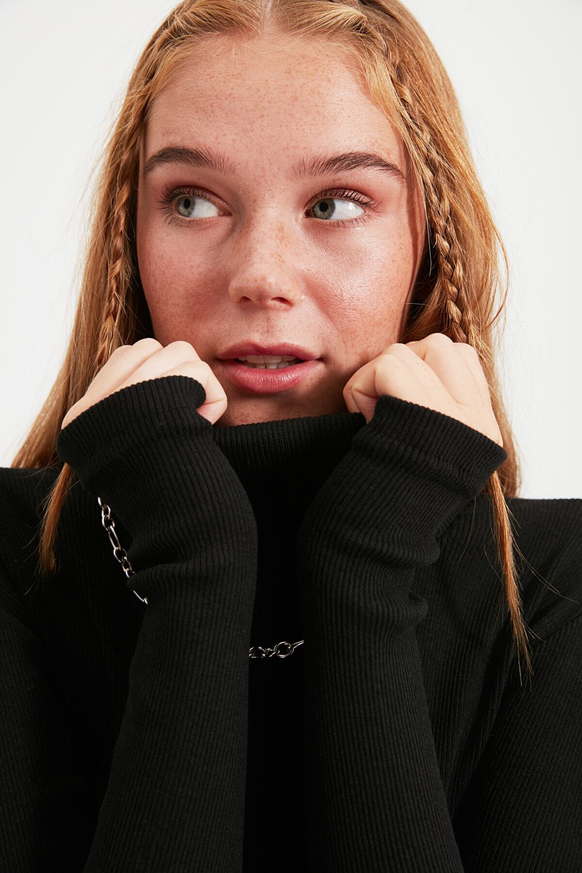 Trendyol Collection Czarna dopasowana bluzka z golfem, z elastycznym ściągaczem i wykończeniem z dzianiny TWOAW21BZ0071