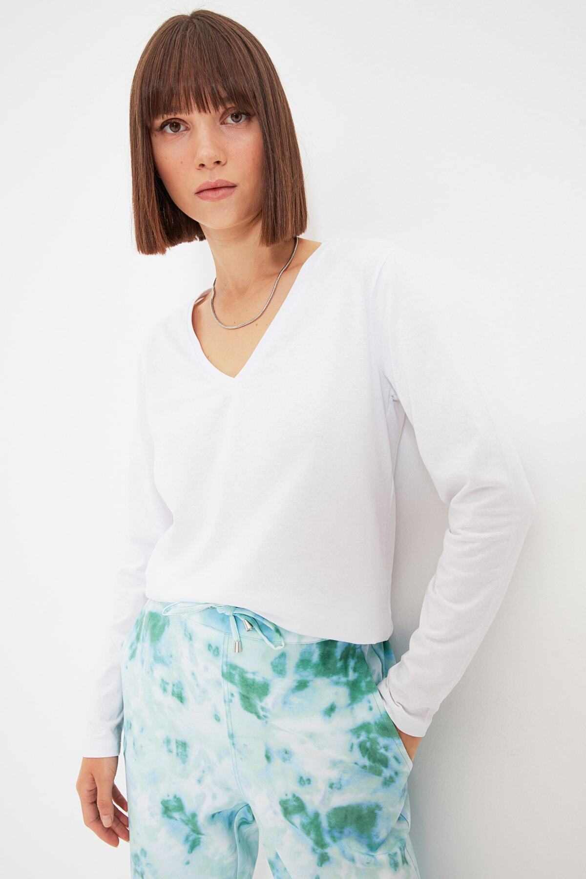 Trendyol Collection Biały 100% bawełniany T-shirt z dzianiny o regularnym/normalnym kroju, z dekoltem w serek i długim rękawem TWOAW21TS0099