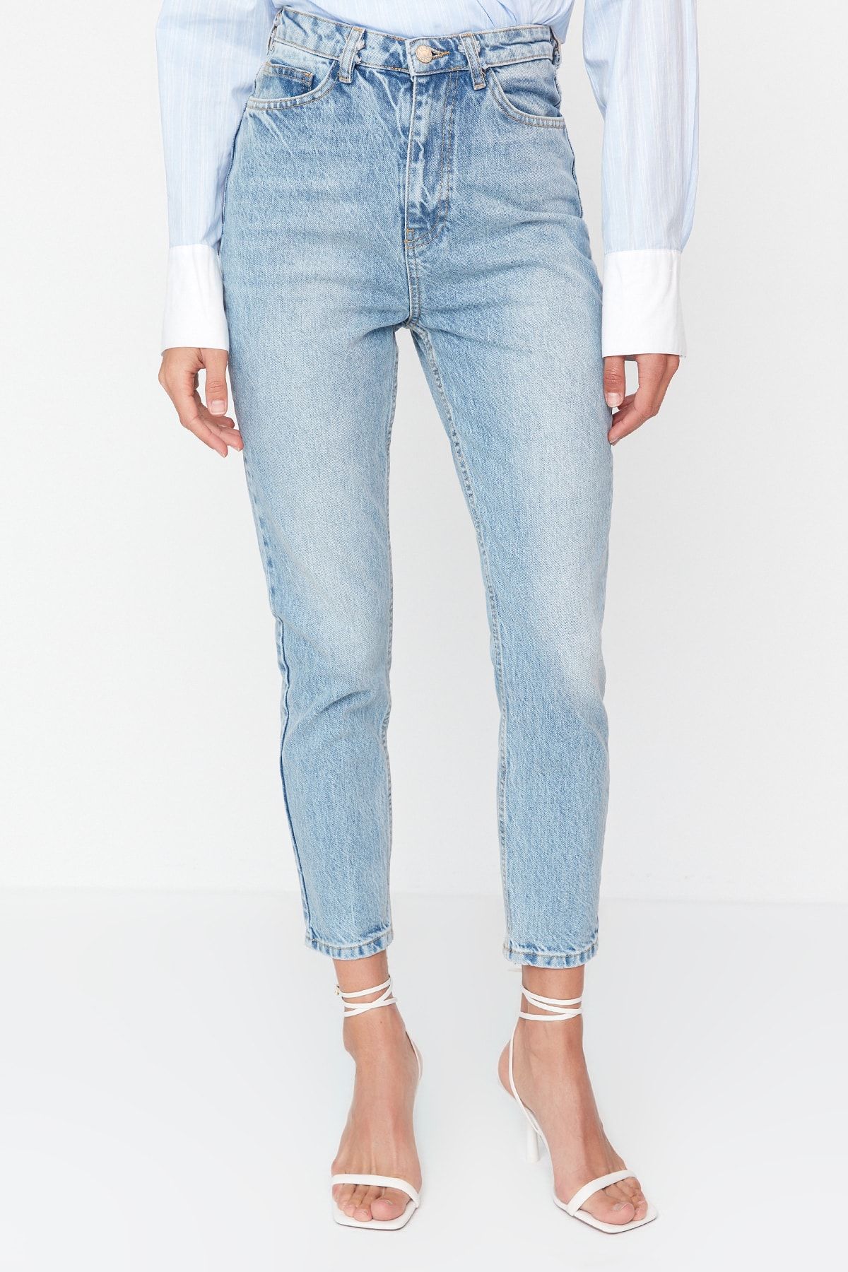 Trendyol Collection-Hellblaue High-Bel-Mom-Jeans TWOSS21JE0016 4