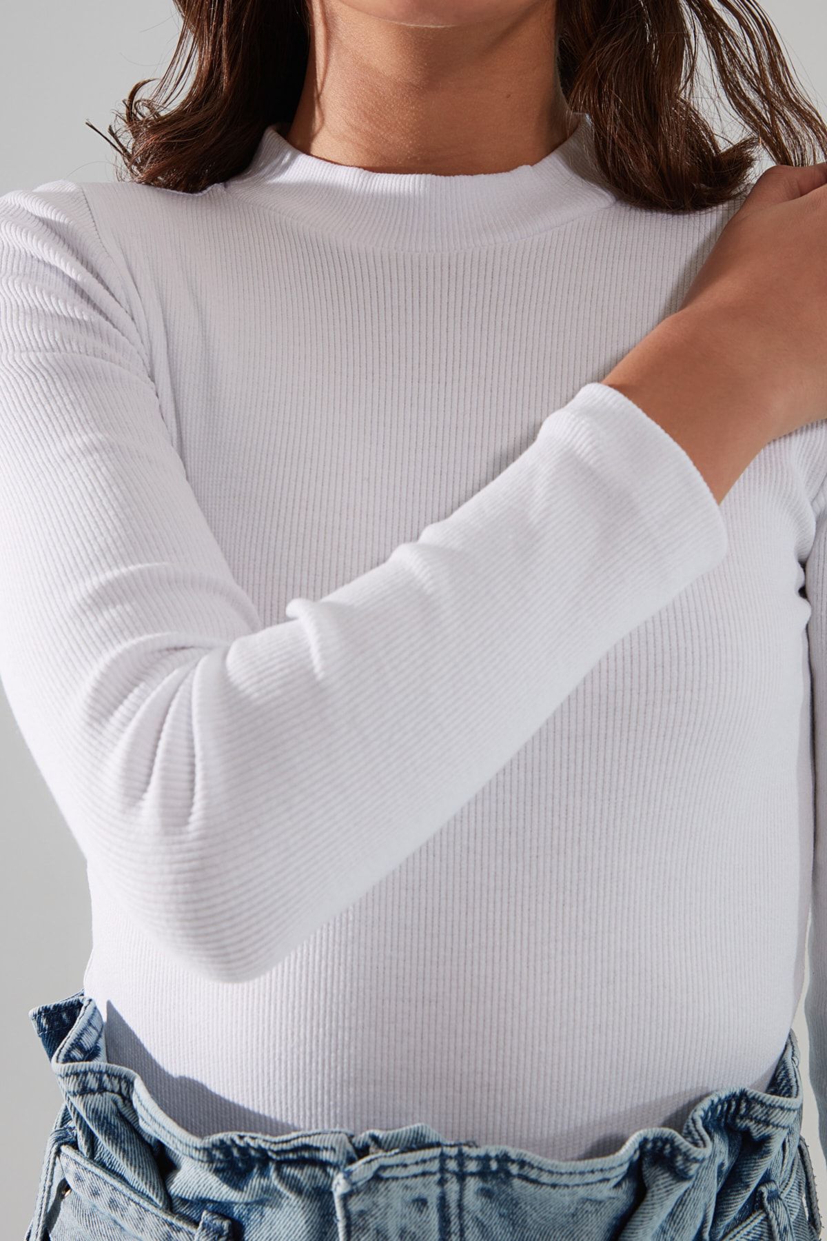 Trendyol Collection-Flexibler, gerippter Body mit Stehkragen – Weiß, körperbetont, mit Druckknöpfen an der Unterseite TWOAW20BD0011 4
