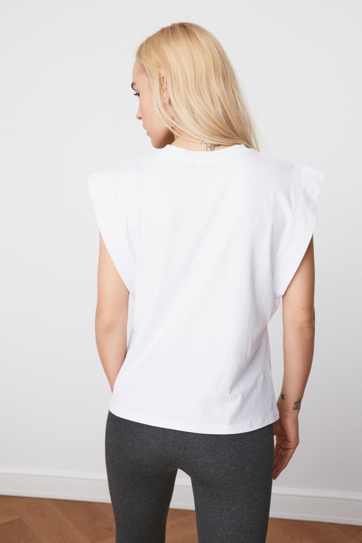 Trendyol Collection-Weißes Basic-Fahrrad-T-Shirt aus 100 % Baumwolle – Watte-Look – TWOSS20TS0021 5