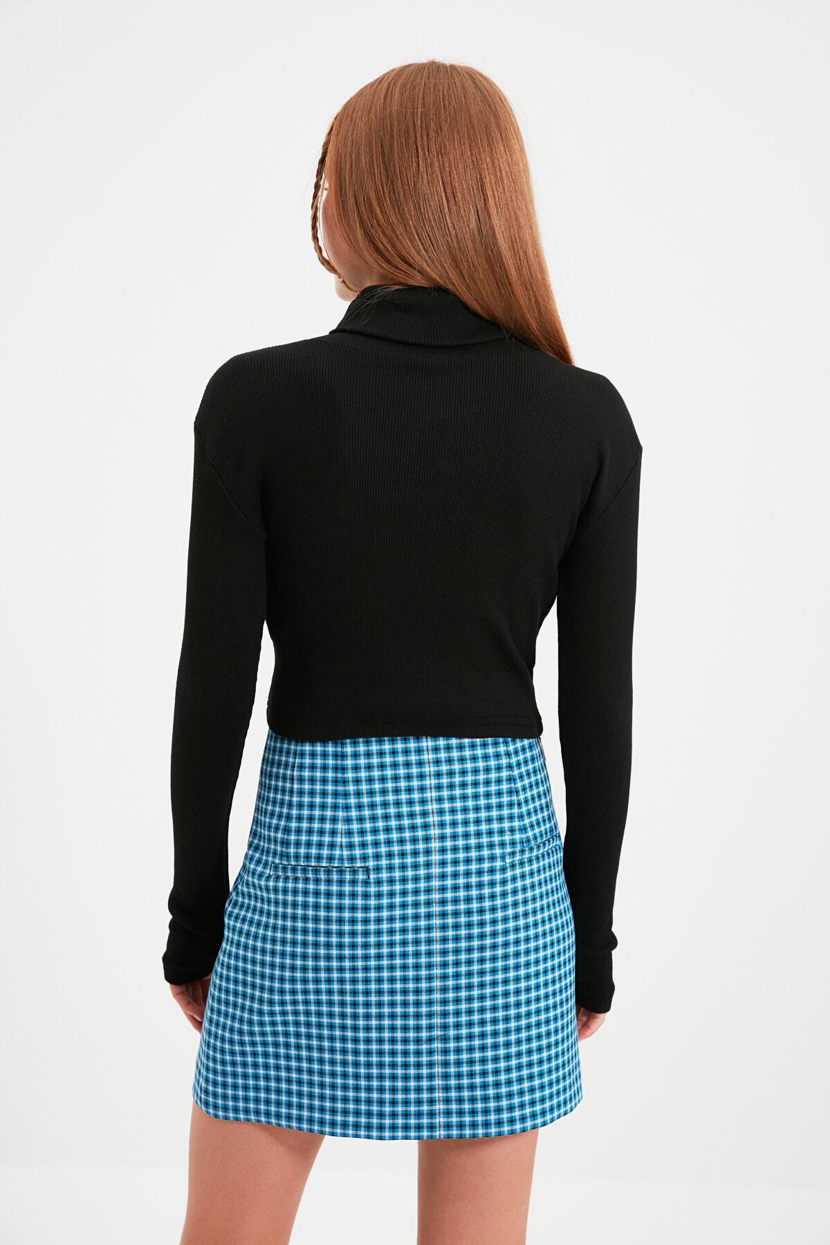 Trendyol Collection Czarna dopasowana bluzka z golfem, z elastycznym ściągaczem i wykończeniem z dzianiny TWOAW21BZ0071