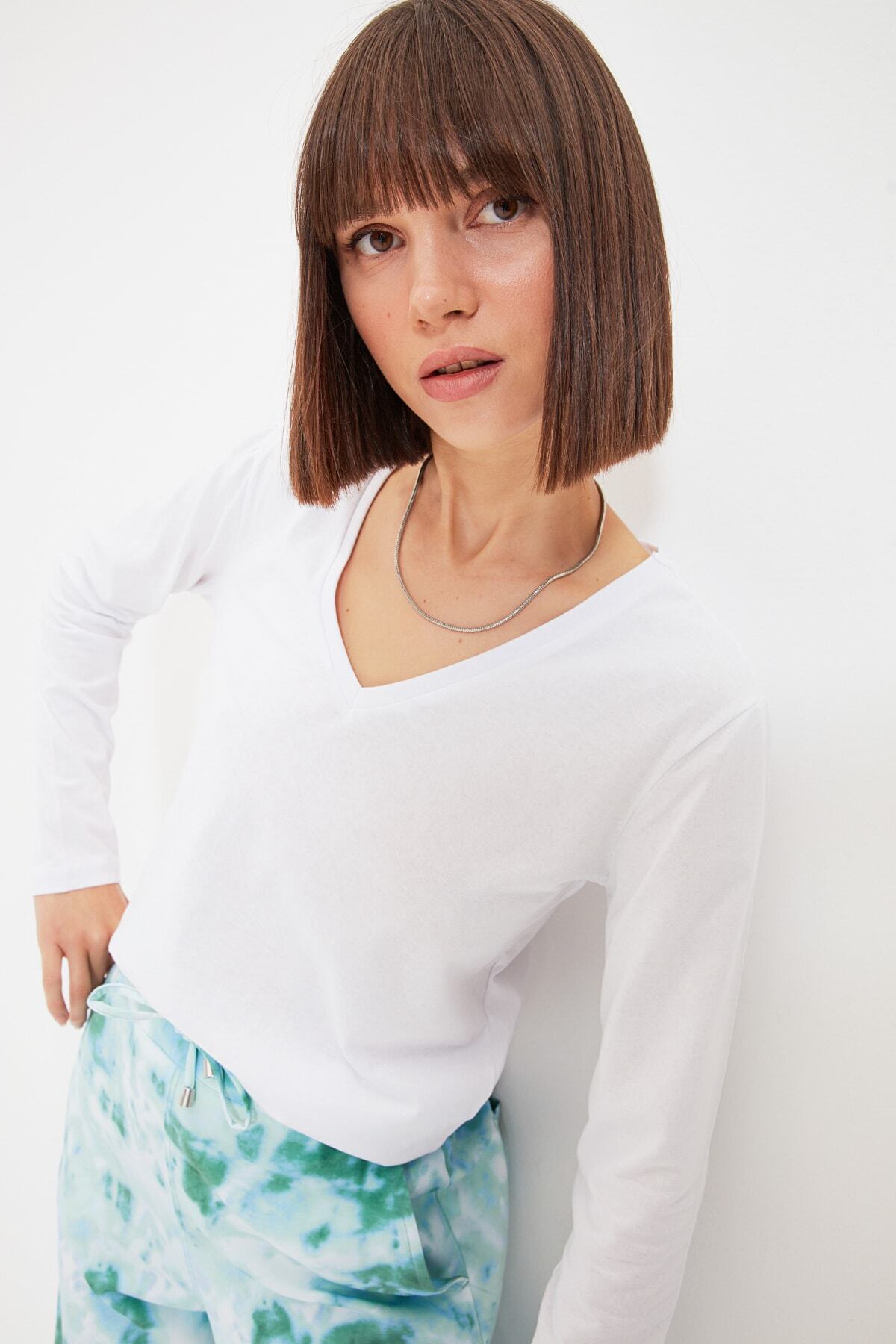 Trendyol Collection Biały 100% bawełniany T-shirt z dzianiny o regularnym/normalnym kroju, z dekoltem w serek i długim rękawem TWOAW21TS0099