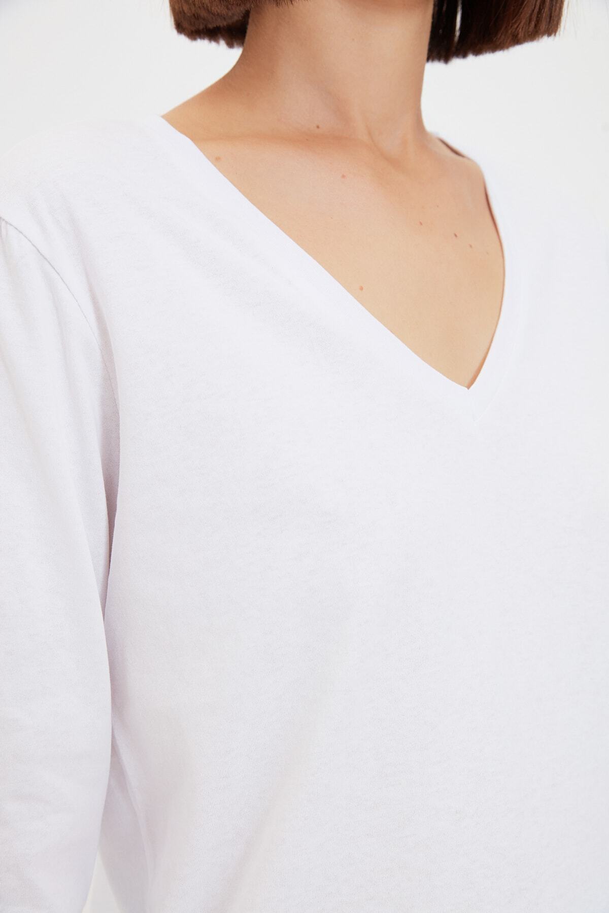 Trendyol Collection Biały 100% bawełniany T-shirt z dzianiny o regularnym/normalnym kroju, z dekoltem w serek i długim rękawem TWOAW21TS0099