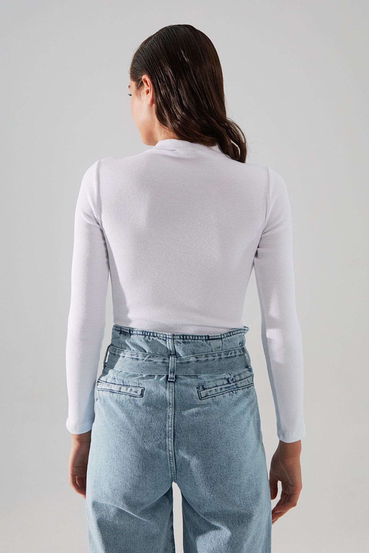 Trendyol Collection-Flexibler, gerippter Body mit Stehkragen – Weiß, körperbetont, mit Druckknöpfen an der Unterseite TWOAW20BD0011 5