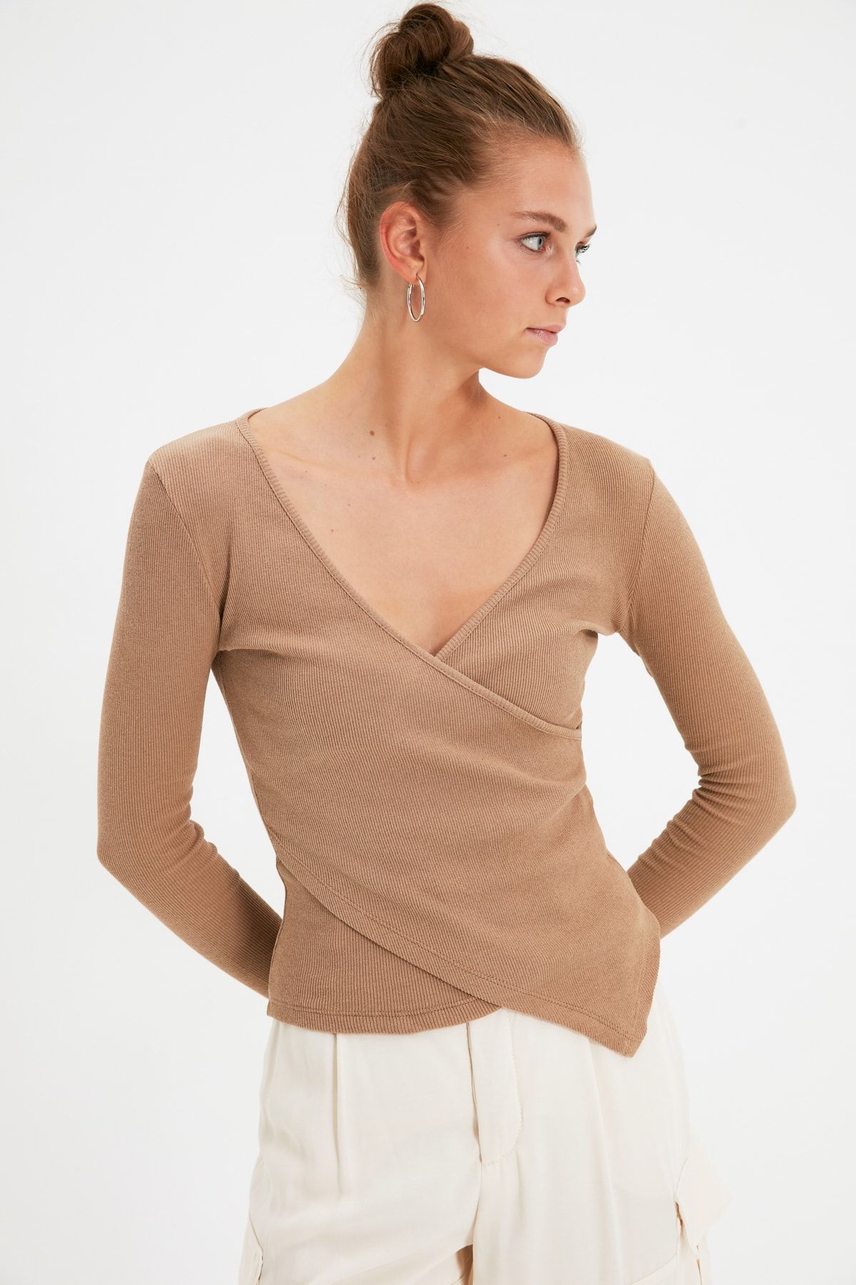 Trendyol Collection-світло-коричнева блуза приталеного крою з двобортним коміром і довгими рукавами з еластичного матеріалу TWOAW21BZ1274 3