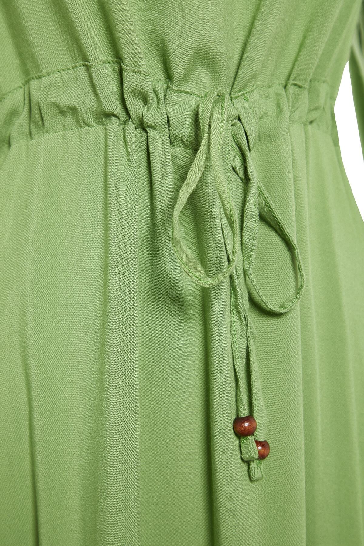 Trendyol Modest-Zelené tkané šaty širokého střihu s detailem v pase na zavazování TCTSS22EB00133 7