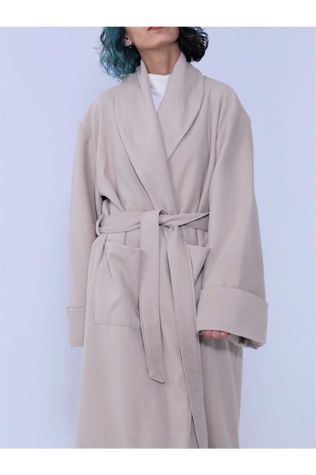  پالتو کشمیری ضخیم و رترو سایز بزرگ با یقه شالی پهن و آستین‌های دوتایی و کمربند