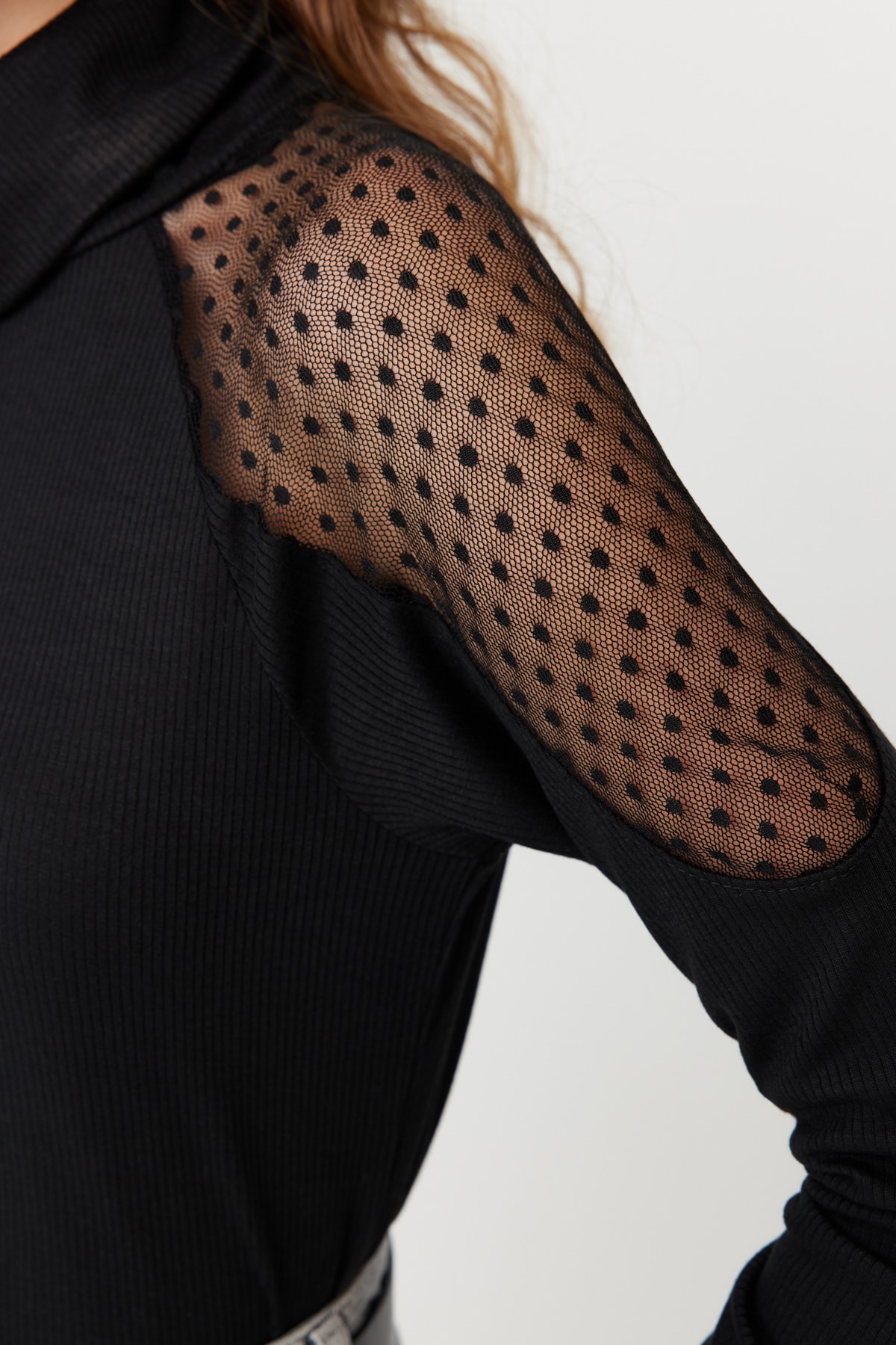 Trendyol Collection Fekete tüll részletesen illeszkedő garbó nyakú, bordázott, rugalmas kötött blúz TWOAW23BZ00752