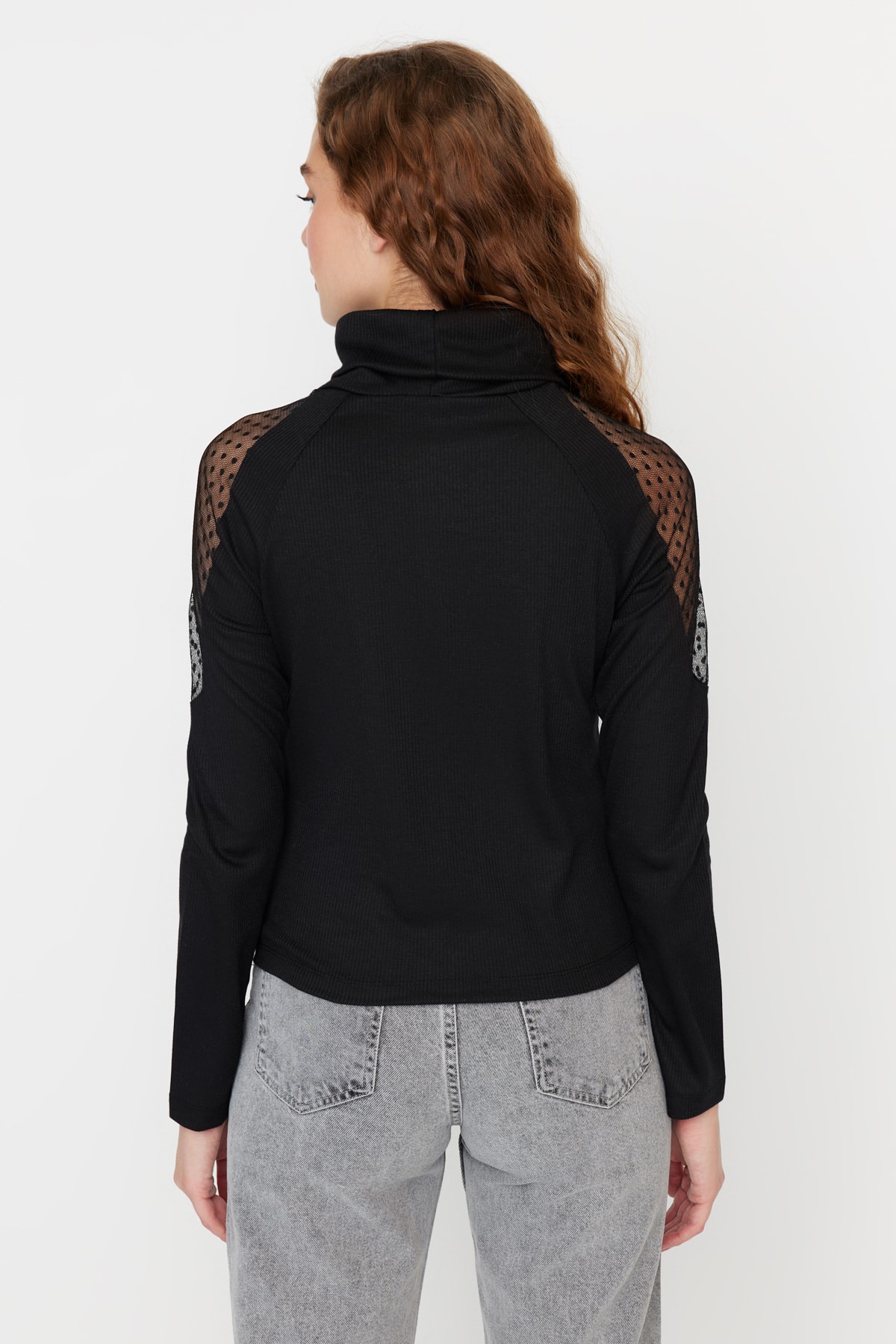 Trendyol Collection Fekete tüll részletesen illeszkedő garbó nyakú, bordázott, rugalmas kötött blúz TWOAW23BZ00752