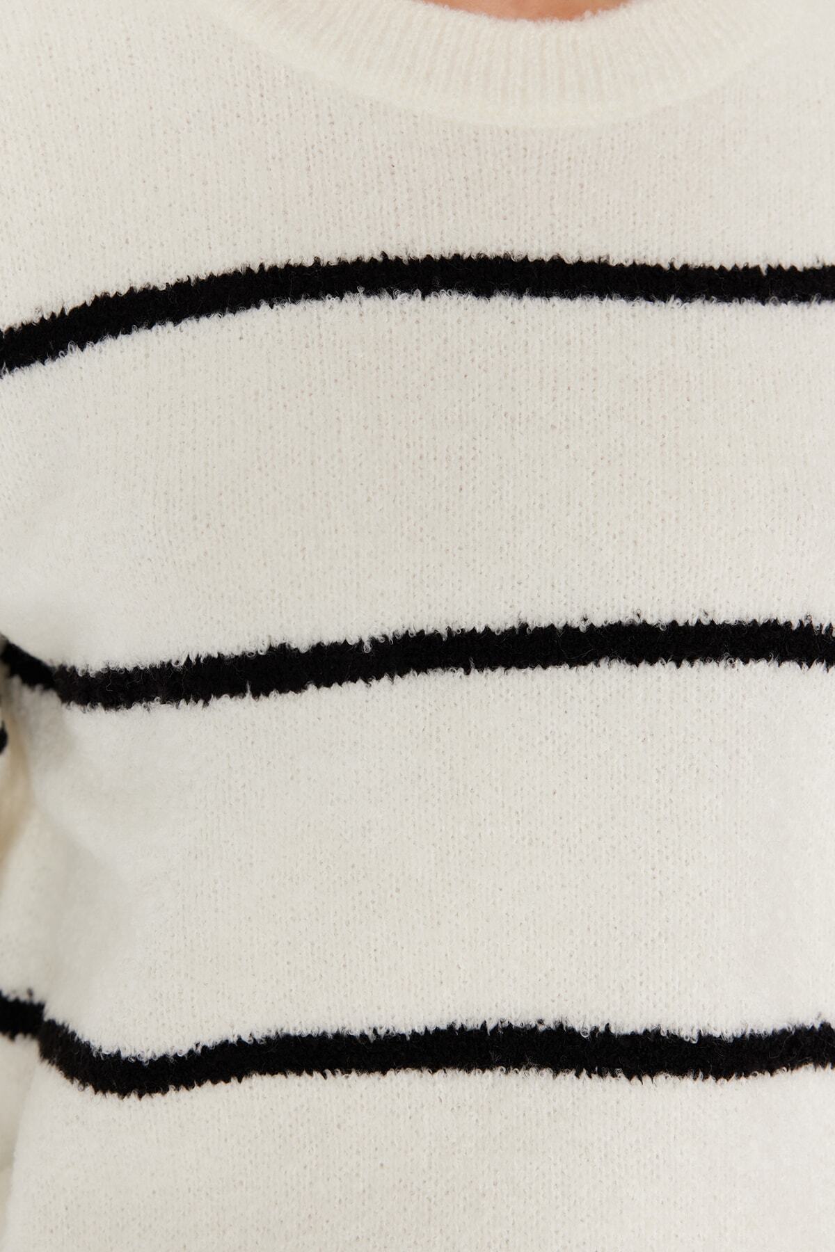 Trendyolmilla  Ekru Çizgili Geniş Kalıp Dokulu Triko Kazak TWOAW23KZ01863 - Görsel 5