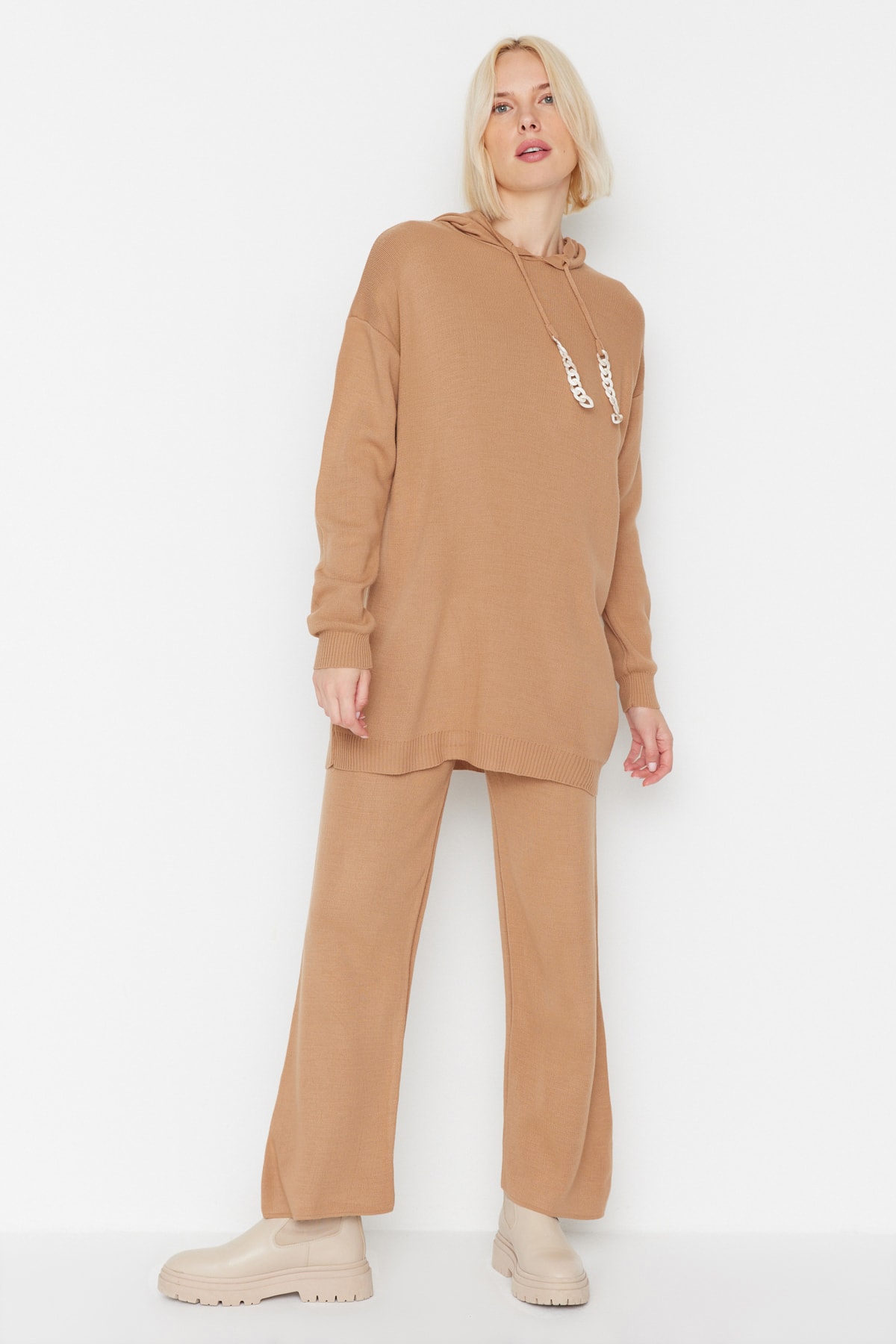 Trendyolmilla Modest Camel İpleri Zincir Detaylı Kazak-Pantolon Triko Takım TCTAW23US00117