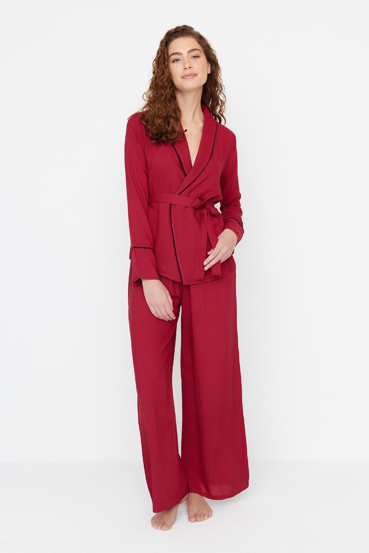 Trendyol Collection Viskózový dvouřadý pyžamový set - burgundský opasek a detail paspulky Thmaw22pt1109