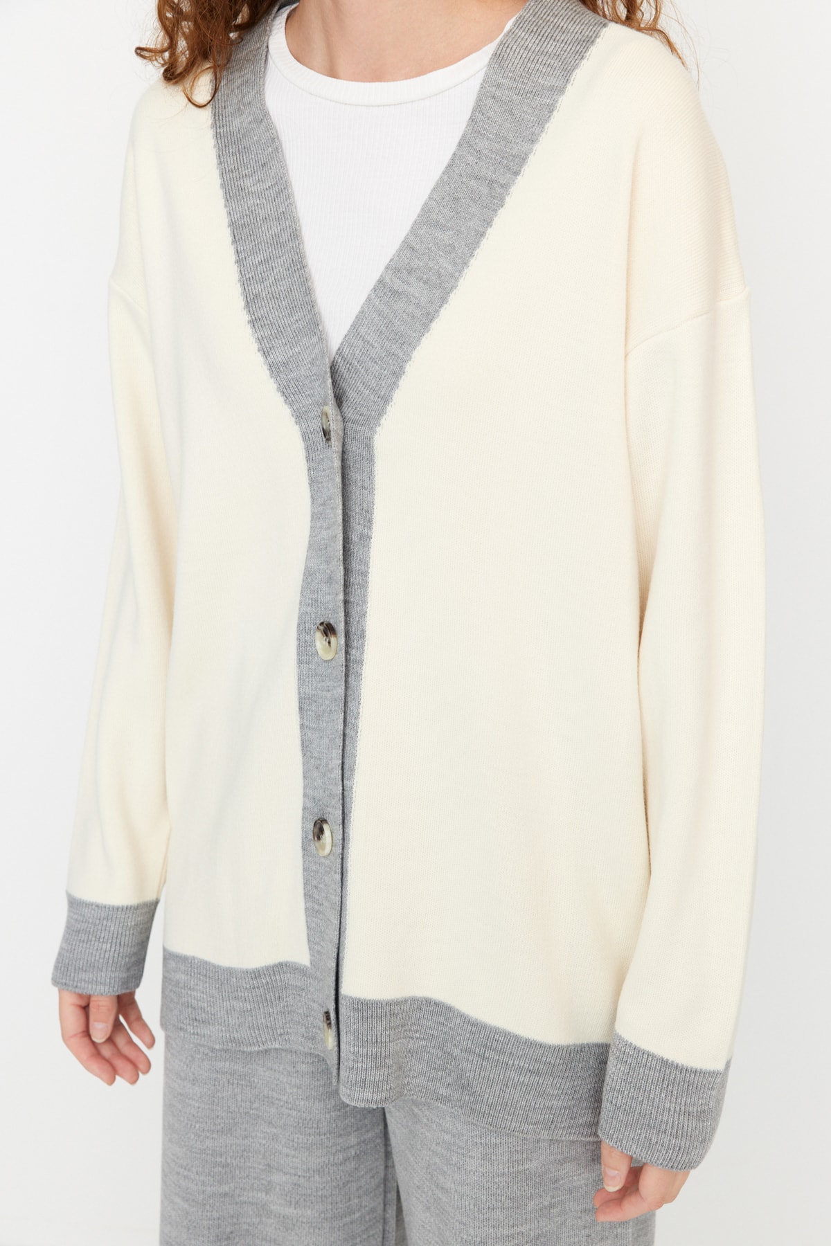 Trendyol Modest Zestaw dzianinowy ze szczegółowymi spodniami i kardiganem w szare paski TCTAW22AU0156