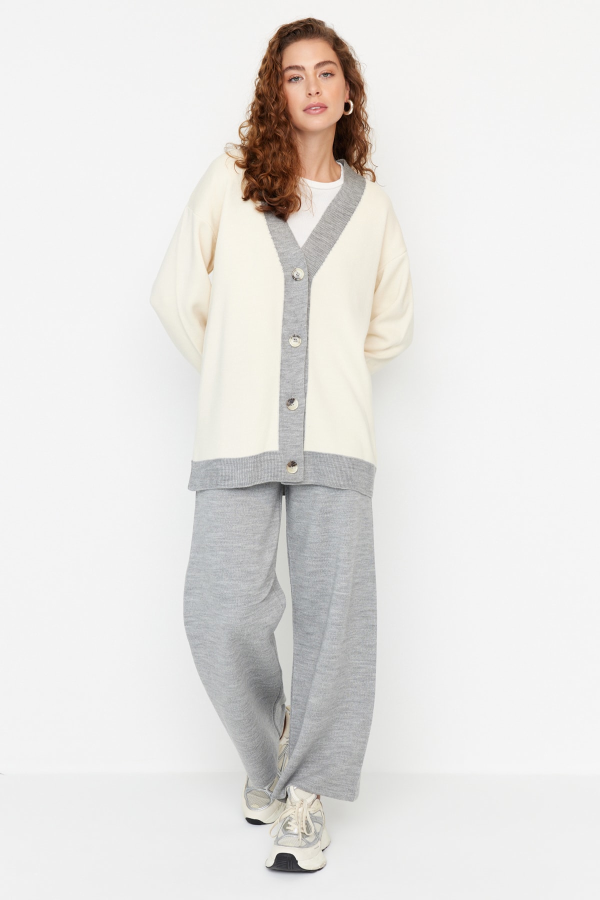 Trendyol Modest Zestaw dzianinowy ze szczegółowymi spodniami i kardiganem w szare paski TCTAW22AU0156