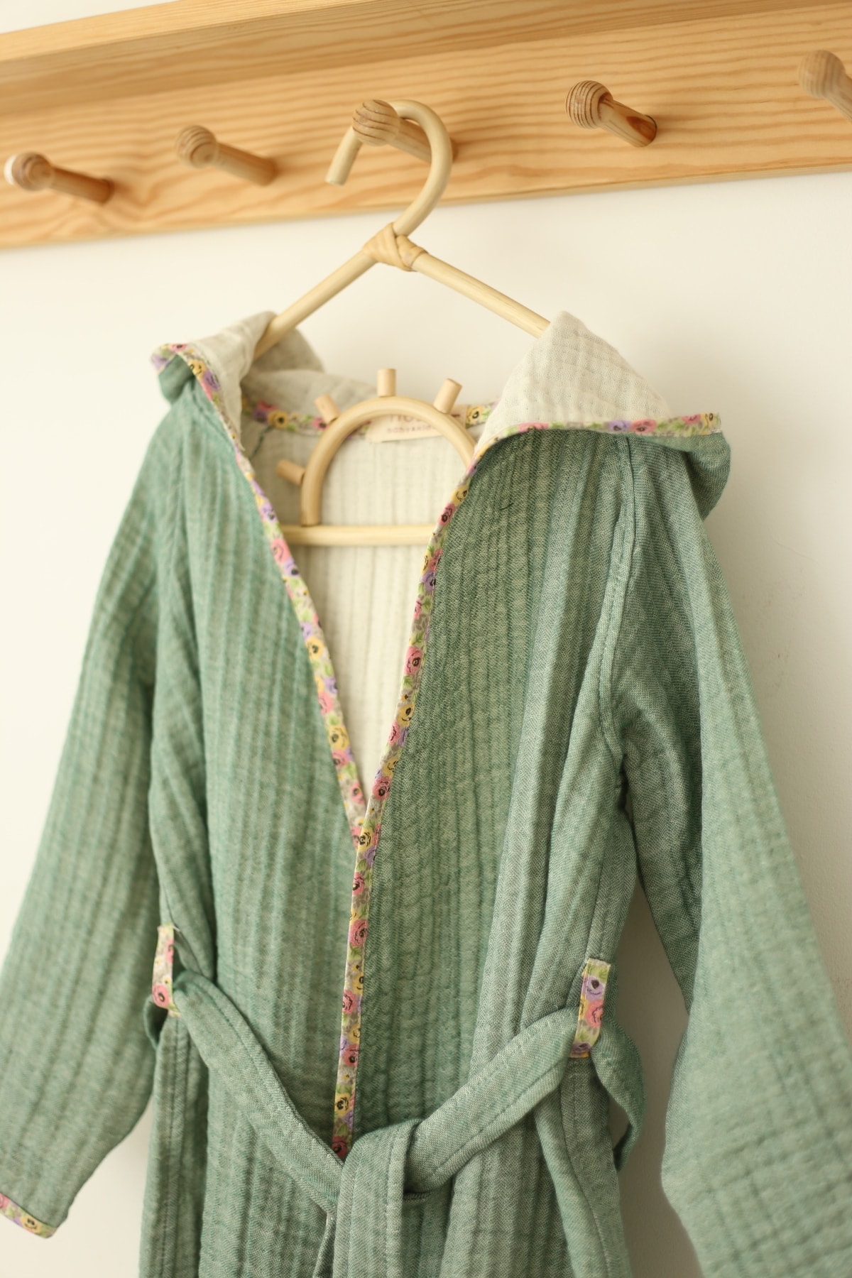 Mujo Baby&Kids Organik Özel Dokuma 4 Katlı Müslin Bornoz fotoğrafı 5 (önizleme)