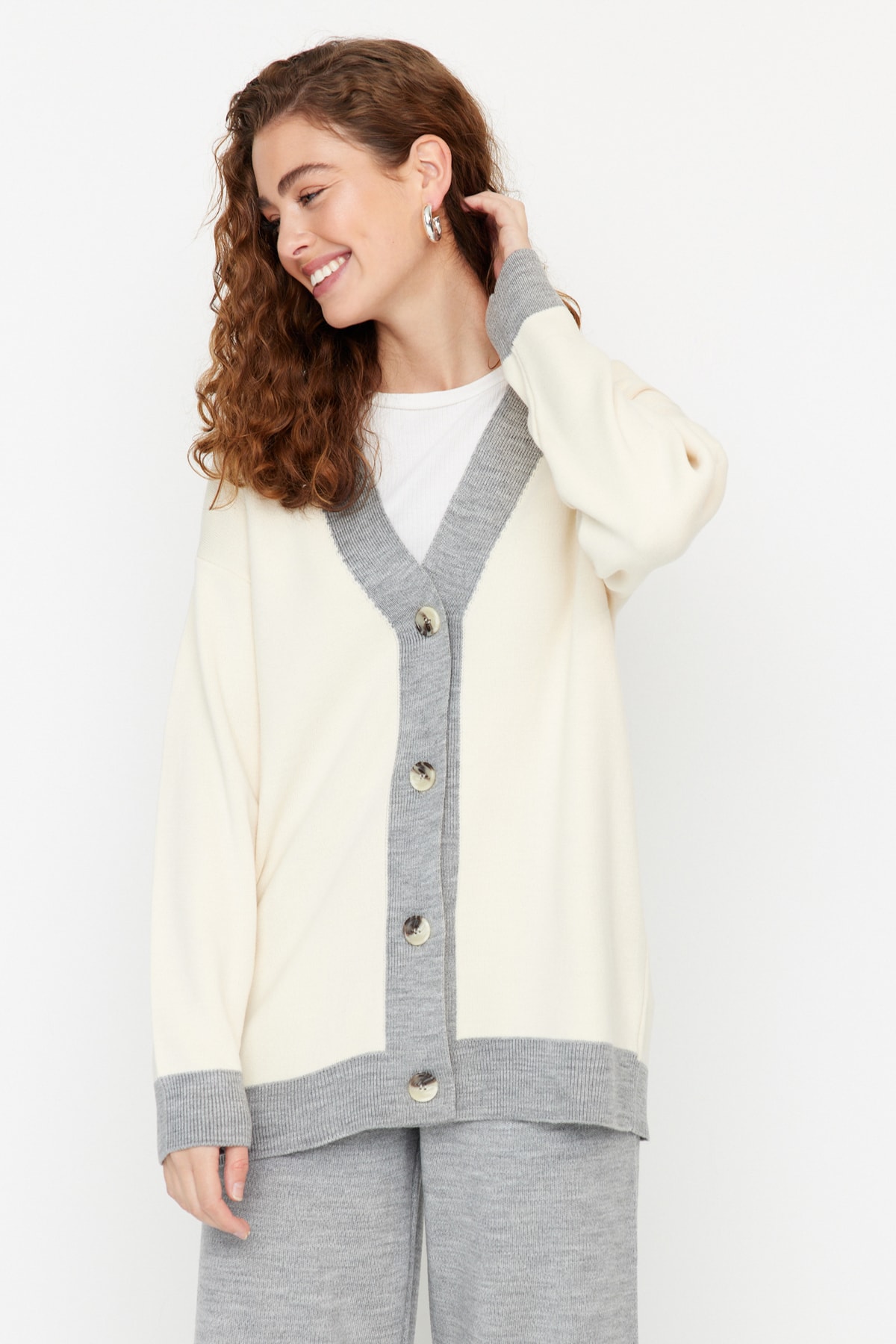 Trendyol Modest Zestaw dzianinowy ze szczegółowymi spodniami i kardiganem w szare paski TCTAW22AU0156