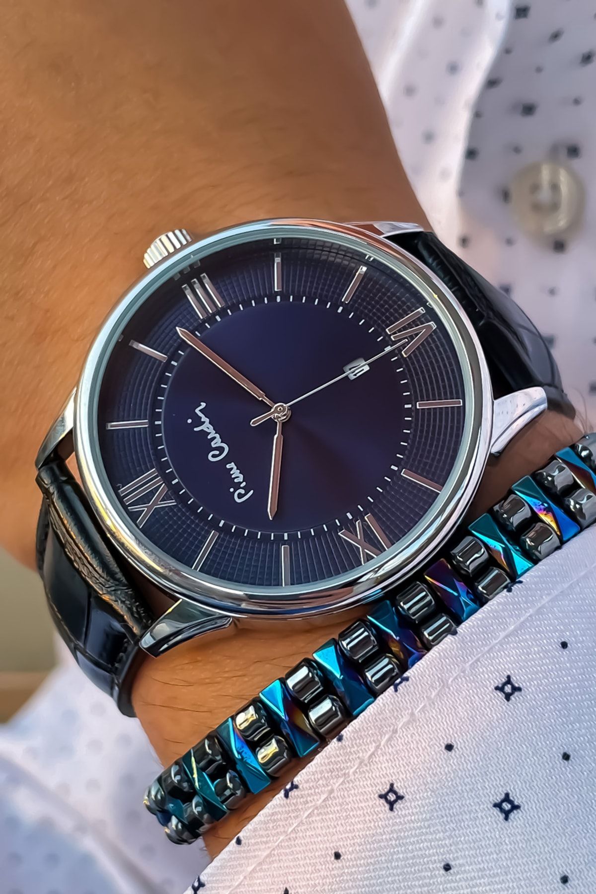 Pericardin watches new arrivals