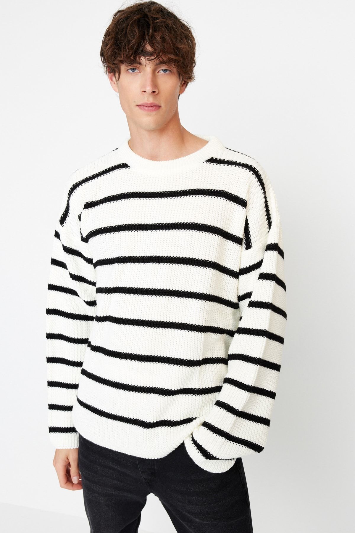 Trendyol Collection-Ecrufarbener, übergroßer, gestreifter Unisex-Pullover – Rundhalsausschnitt, doppelte breite Passform TMNAW23KZ00285 3