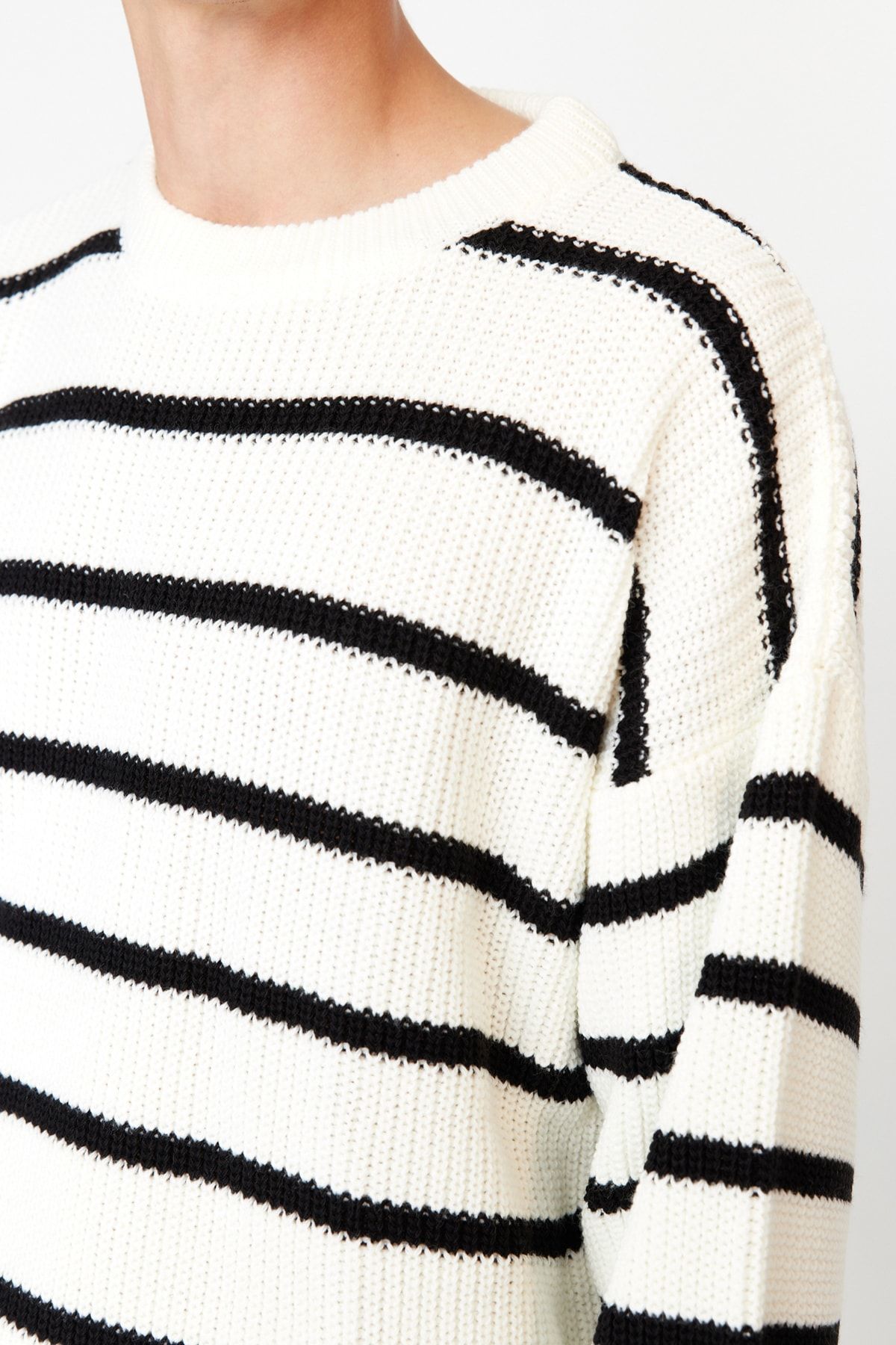 Trendyol Collection-Ecrufarbener, übergroßer, gestreifter Unisex-Pullover – Rundhalsausschnitt, doppelte breite Passform TMNAW23KZ00285 4