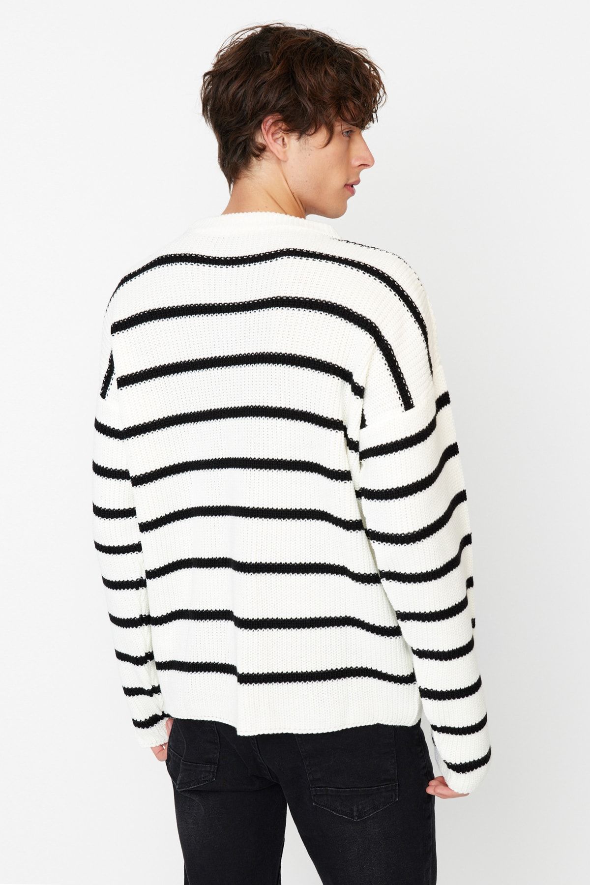 Trendyol Collection-Ecrufarbener, übergroßer, gestreifter Unisex-Pullover – Rundhalsausschnitt, doppelte breite Passform TMNAW23KZ00285 5