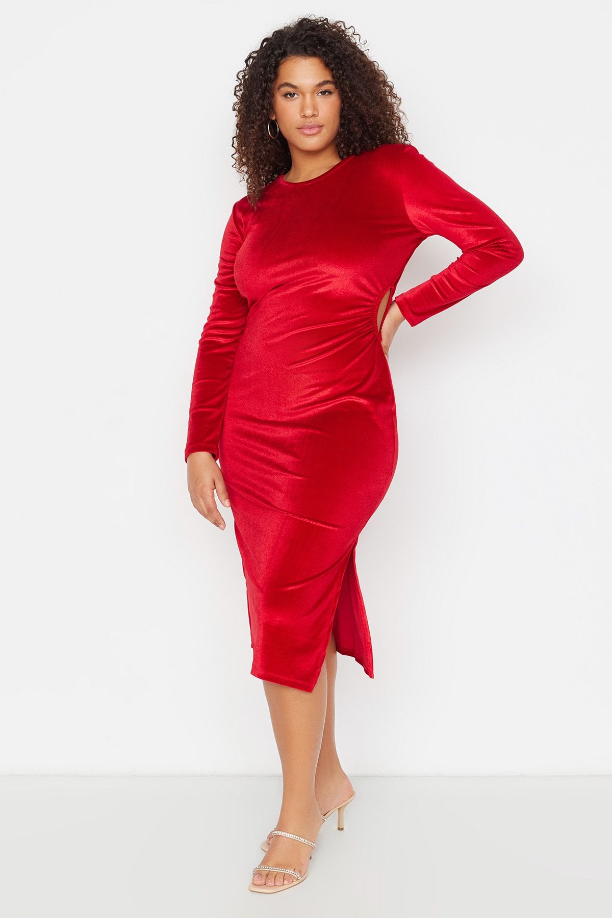 Trendyol Curve-Rotes Stricksamtkleid mit Cut-Out-Details TBBAW23AH00094 4