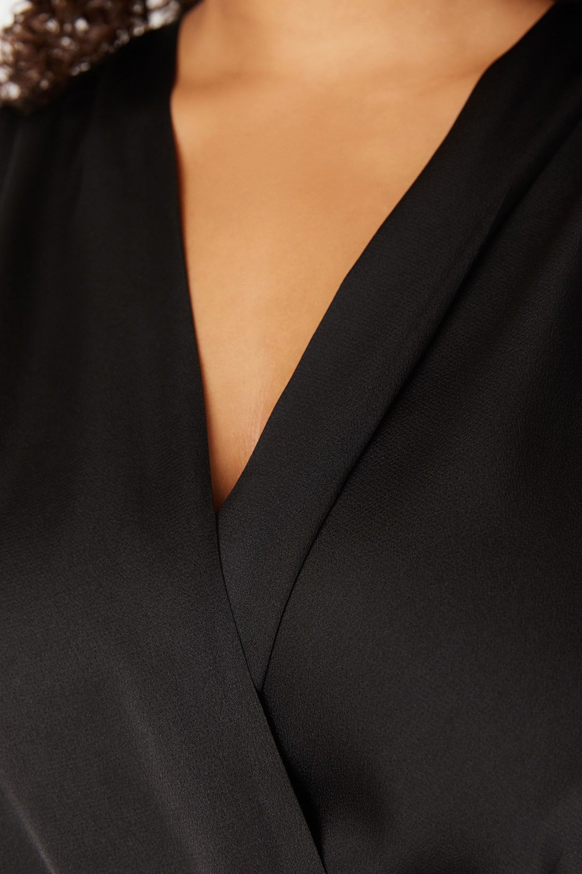 Trendyol Curve-Body satynowe Plus Size – czarne, z długim rękawem, kołnierzem dwurzędowym TBBAW23CS00009 3