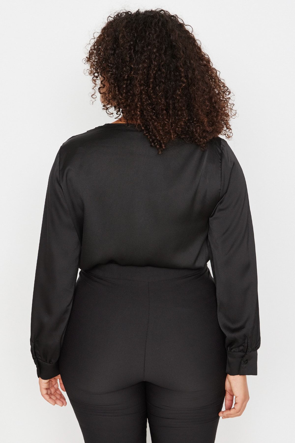 Trendyol Curve-Body satynowe Plus Size – czarne, z długim rękawem, kołnierzem dwurzędowym TBBAW23CS00009 4