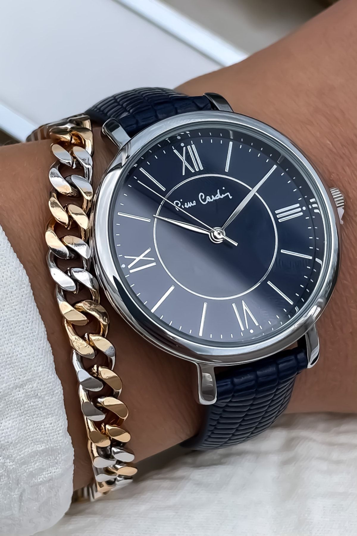 Pericardin watches new arrivals