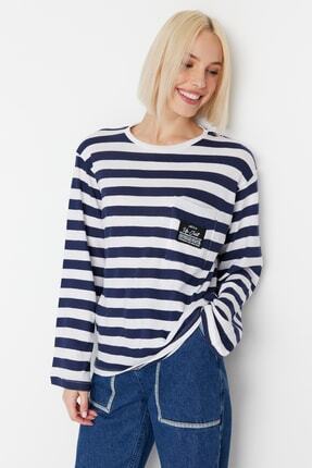 TRENDYOLMİLLA Lacivert Çizgili Patch Detaylı Relaxed/Geniş Rahat Kesim Bisiklet Yaka Örme Bluz TWOAW22BZ0162