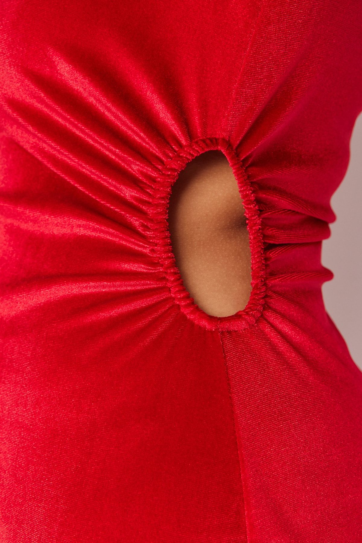 Trendyol Curve-Rotes Stricksamtkleid mit Cut-Out-Details TBBAW23AH00094 3