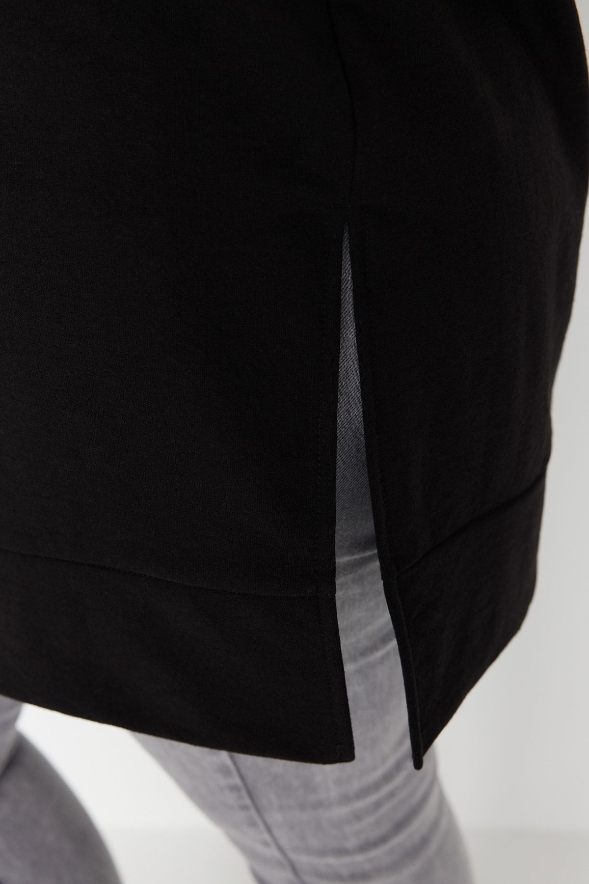 Trendyol Curve-Schwarzes, dünnes, detailliertes Strick-Sweatshirt mit Schlitz TBSSS22SW0173 2