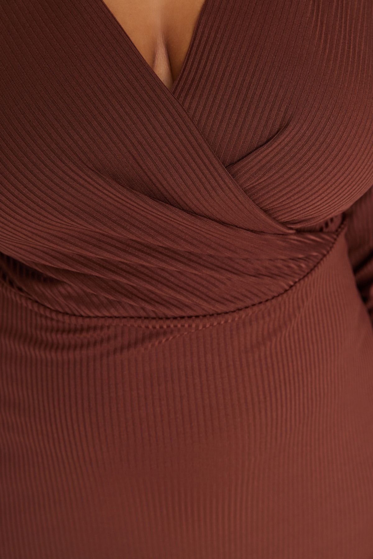 Trendyol Curve-Hnedé pletené šaty s otvorom v páse/Skater TBBAW23AH00020 2