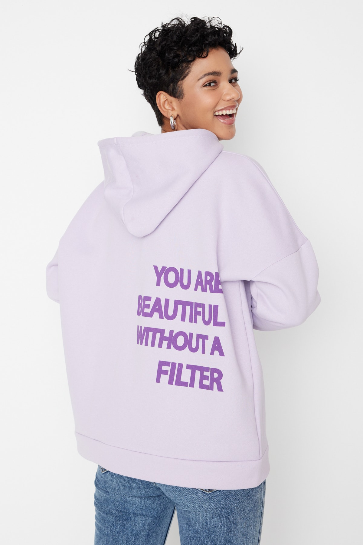 Trendyolmilla  Lila Kalın İçi Polarlı Sırt Baskılı Oversize/Geniş Kalıp Örme Sweatshirt TWOAW23SW00904 - Görsel 2