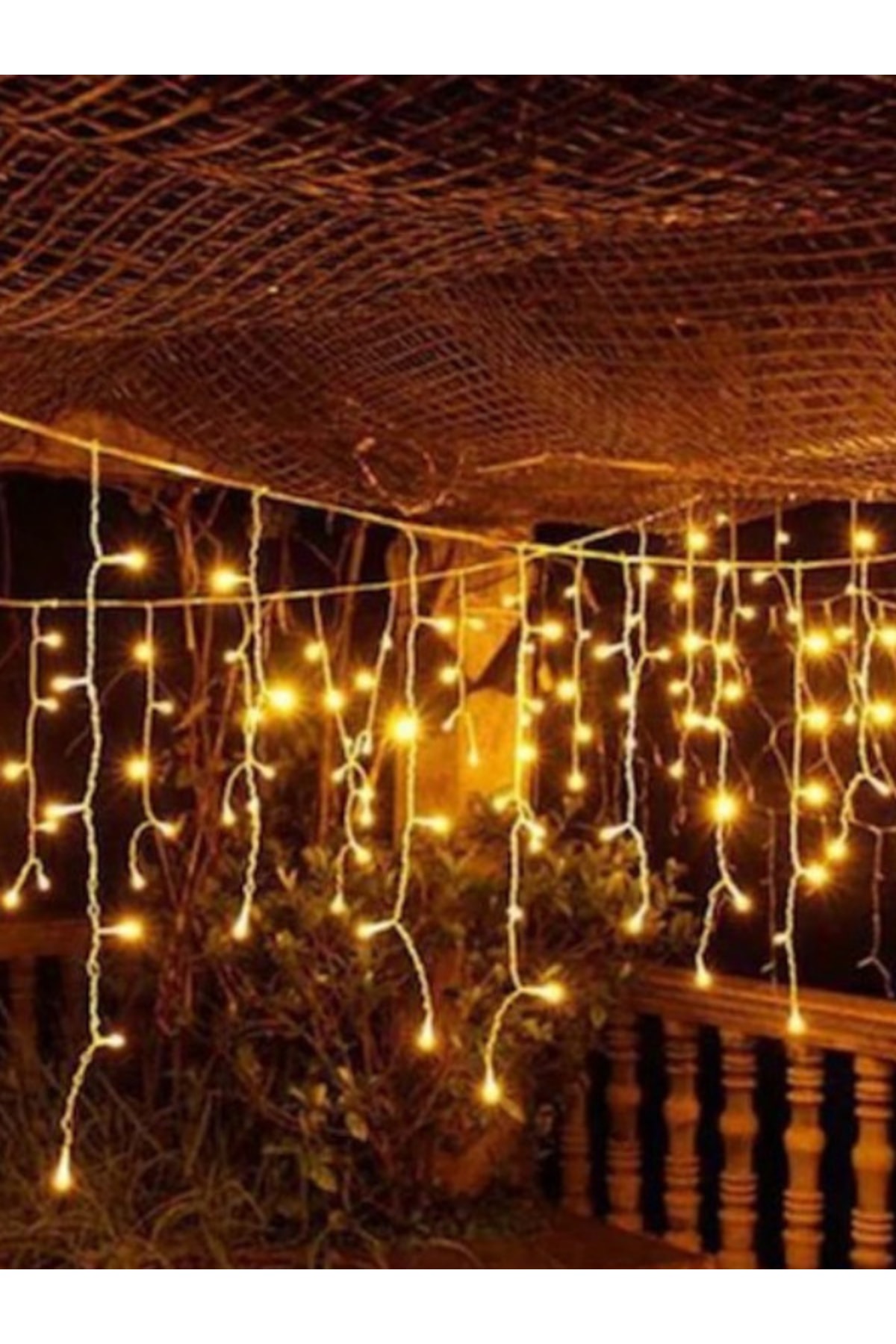 Для праздничной иллюминации использовались как электрические гирлянды так и фонари