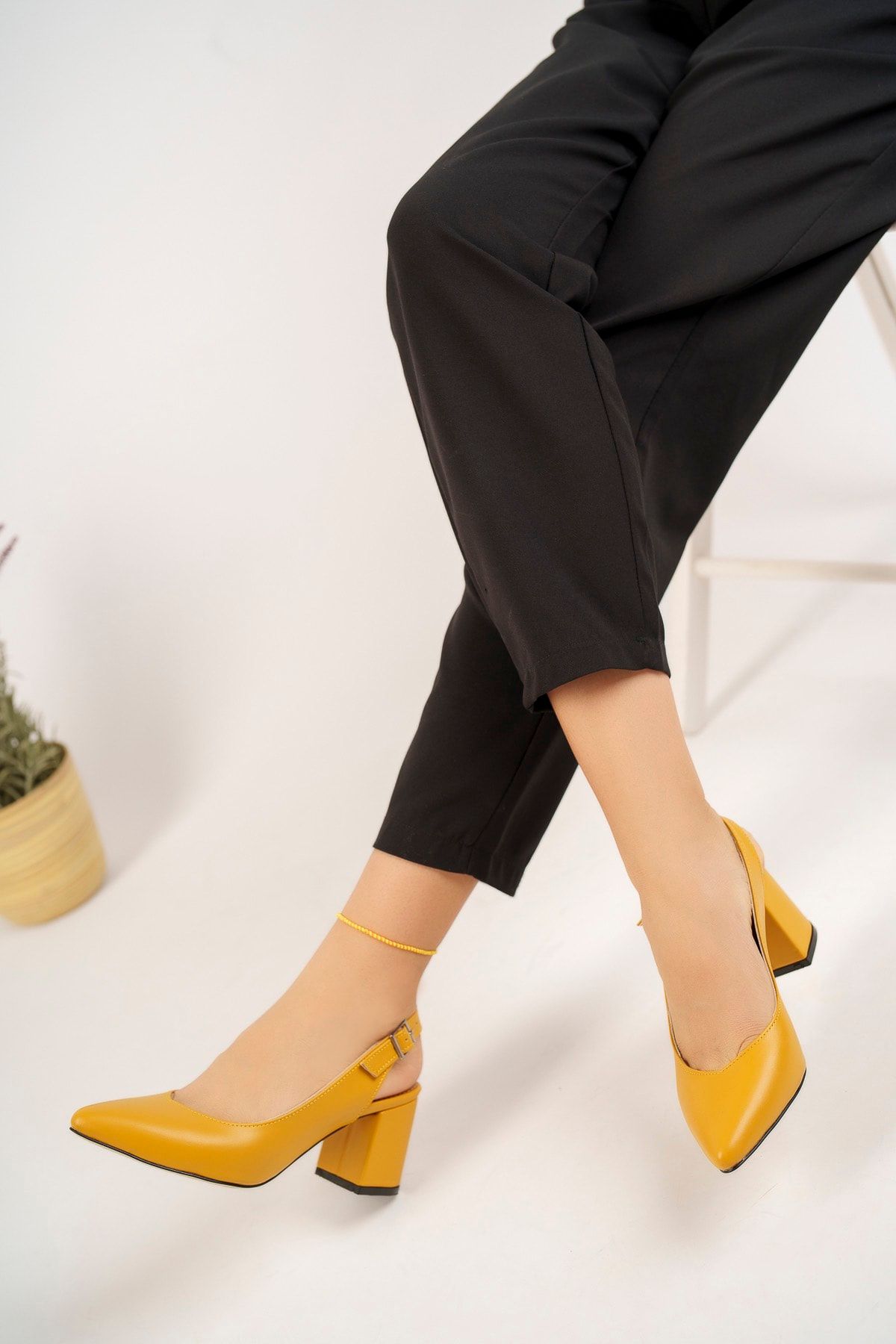 Mustard hot sale heeled shoes