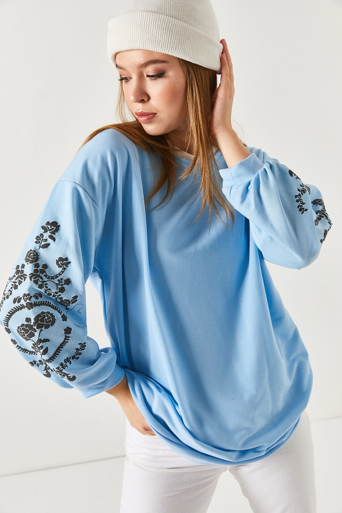 armonika Indigofarbenes Damen-Sweatshirt mit und ARM-21K024033 Ärmeln - geprägten Rundhalsausschnitt Trendyol