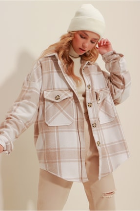 Trend Ala&ccedil;atı Stili Kadın Ekru Bej Ekose Desenli Kaşe Pamuklu Oversize Safari Ceket G&ouml;mlek ALC-X7142
