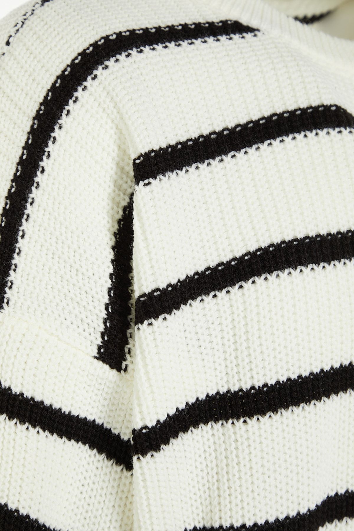Trendyol Collection-Ecrufarbener, übergroßer, gestreifter Unisex-Pullover – Rundhalsausschnitt, doppelte breite Passform TMNAW23KZ00285 8