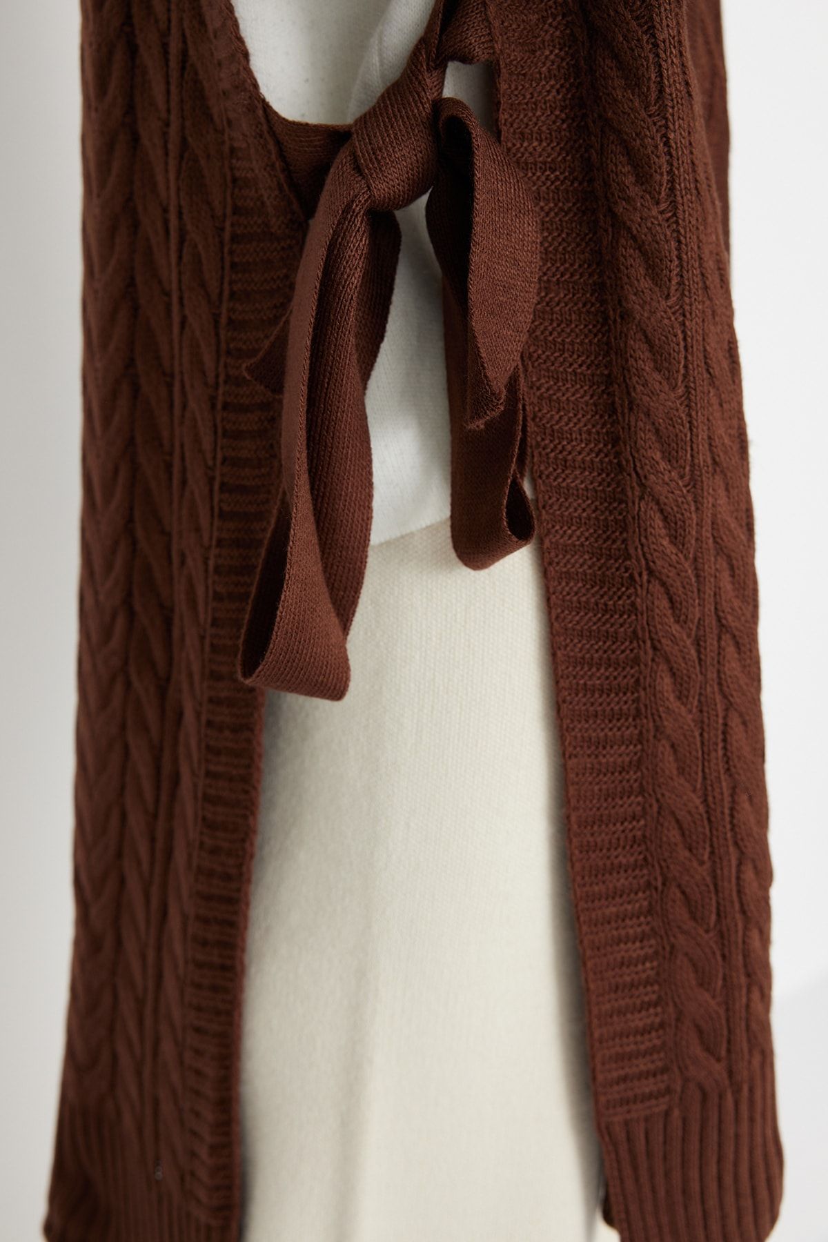 Trendyol Modest-Dunkelbrauner geflochtener Strickpullover zum Binden an der Taille TCTAW22UV0018 3