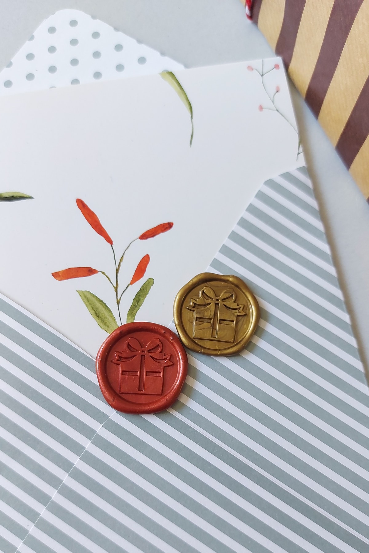 Pigeons Paper Pigeonspaper 8'li Kendinden Yapışkanlı Özel Tasarım Hediye Paketi Temalı Mühür Mumu