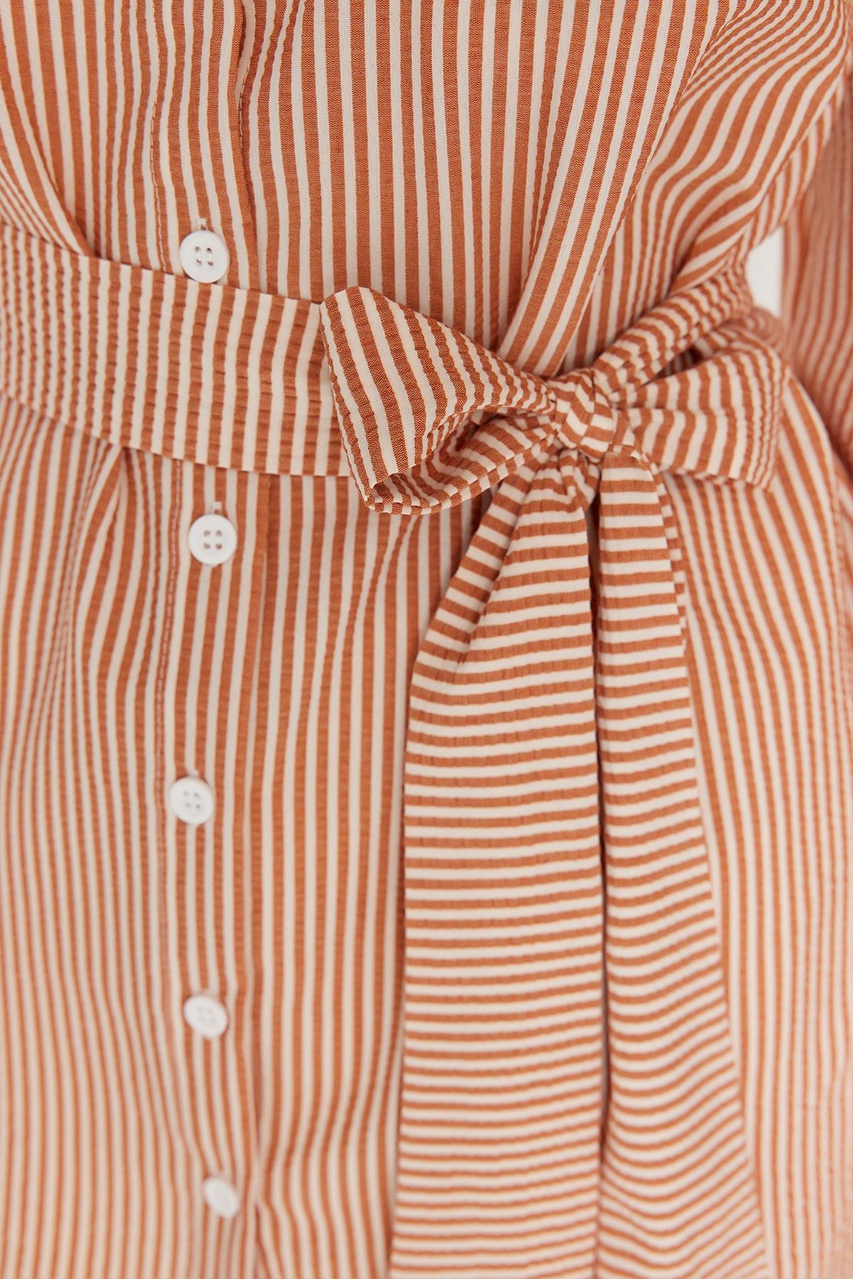 Trendyol Modest-Orange gestreiftes, gewebtes Hemd mit Ballonärmeln und langem Rücken, Gürtel TCTSS22GO0116 4