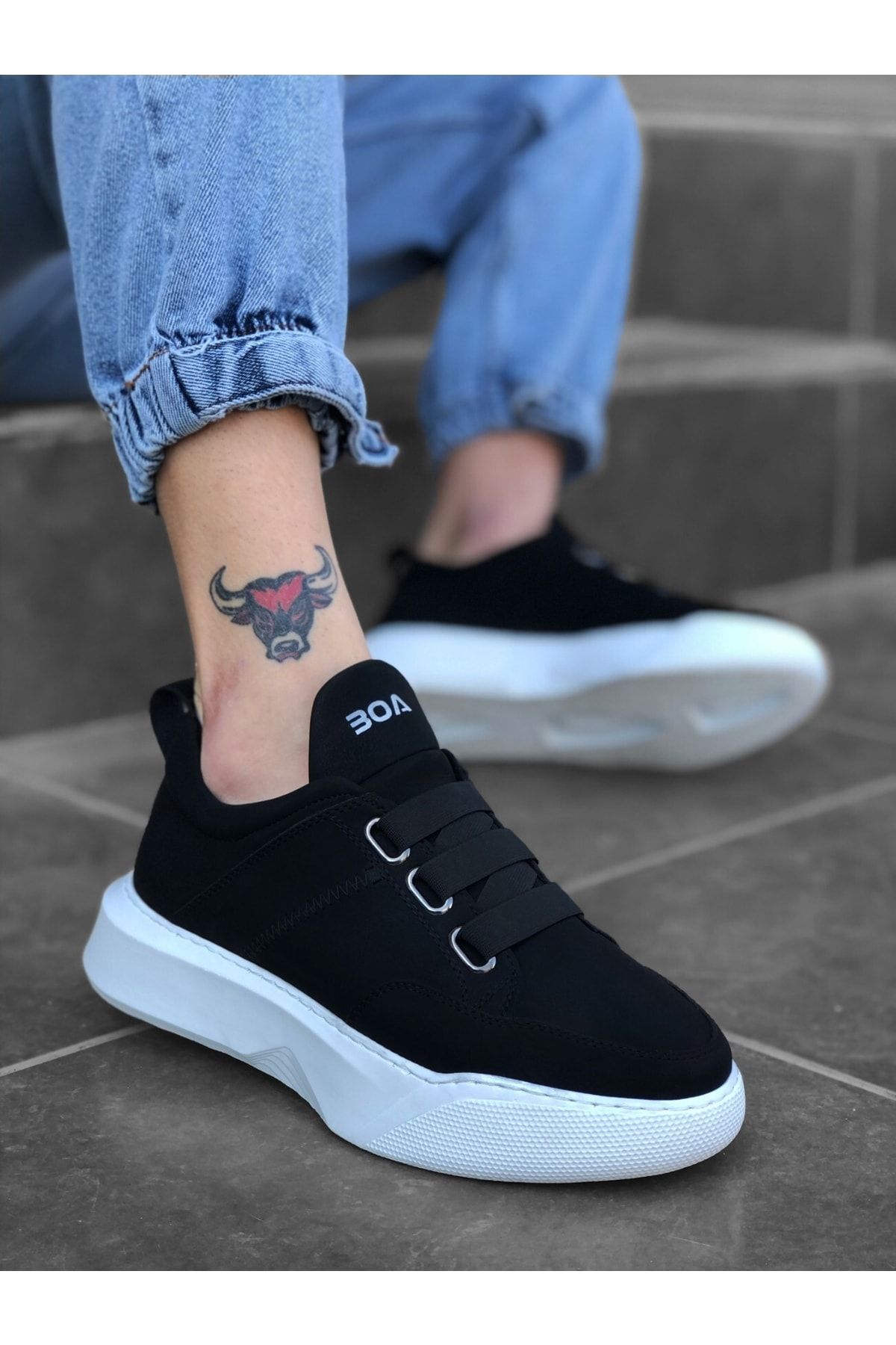 des chaussures de sport avec du ruban noir et blanc lvo202210ek213