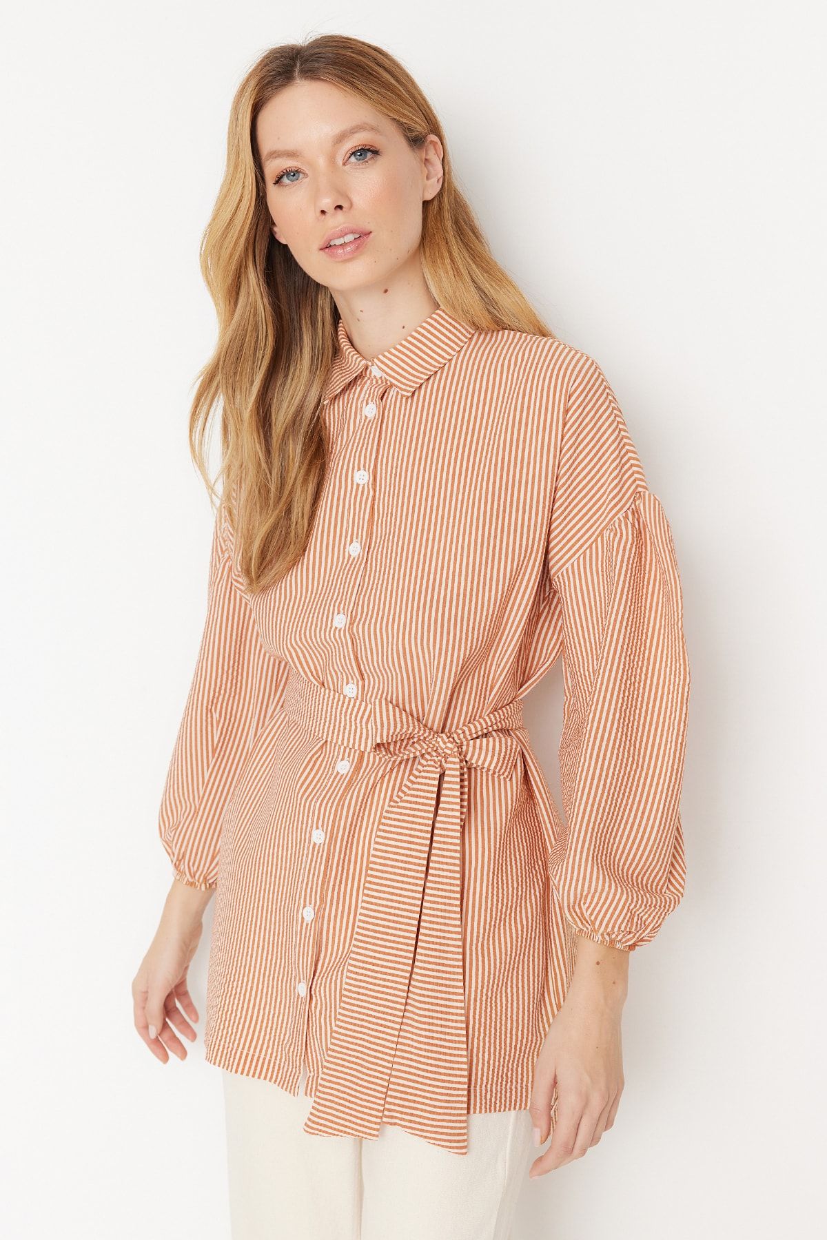 Trendyol Modest-Orange gestreiftes, gewebtes Hemd mit Ballonärmeln und langem Rücken, Gürtel TCTSS22GO0116 3