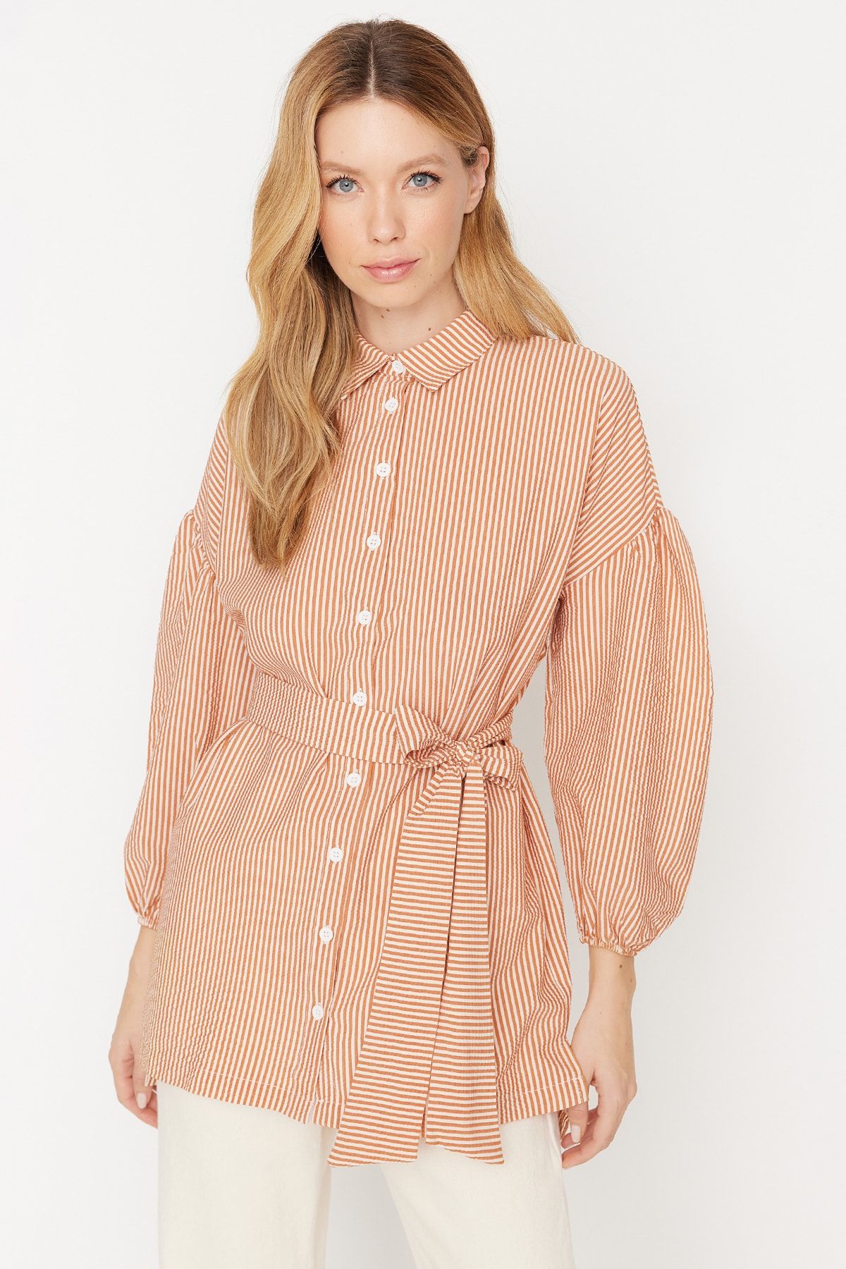 Trendyol Modest-Orange gestreiftes, gewebtes Hemd mit Ballonärmeln und langem Rücken, Gürtel TCTSS22GO0116 2