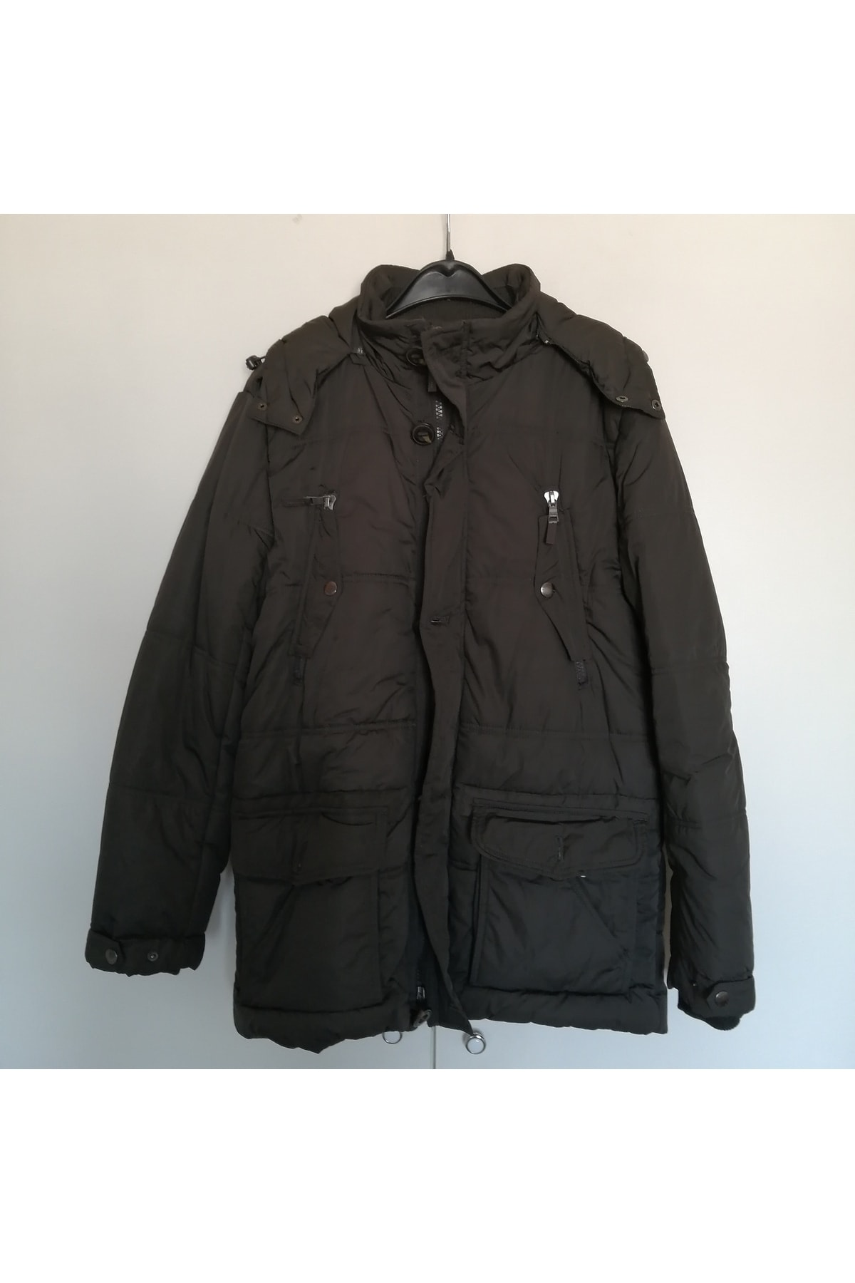  کاپشن مردانه خاکی زیپ‌دار، دکمه‌دار، چند جیب، کلاه‌دار، نایلونی ضخیم، سایز L